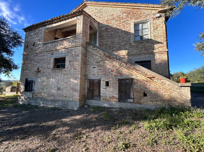 Rustico + Terreno in vendita a Monsampolo del Tronto