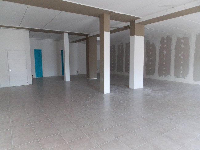 Locale Commerciale / Artigianale in affitto a Spinetoli