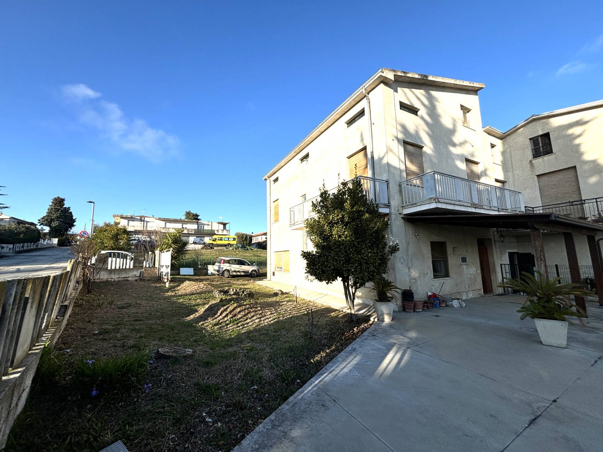 VILLETTA A SCHIERA in vendita a Torano Nuovo