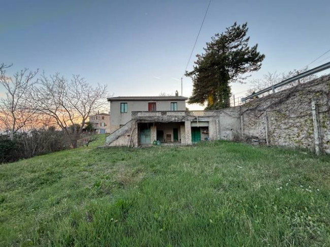 CASA COLONICA in vendita a Carassai