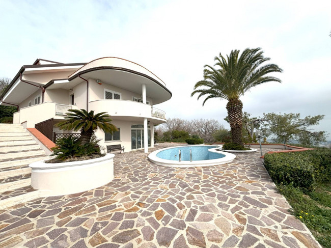 CASA/VILLA in vendita a Colonnella