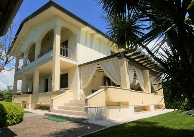 Villa Bifamiliare in affitto stagionale a Forte dei Marmi