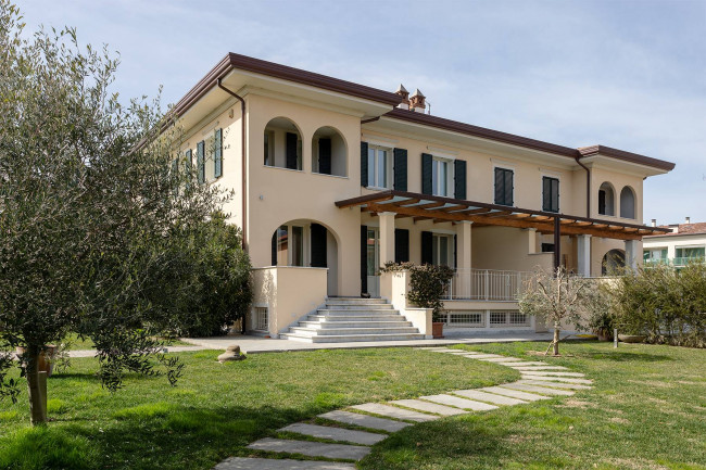 Villa Bifamiliare in affitto stagionale a Seravezza