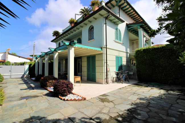 Villa Bifamiliare in affitto stagionale a Forte dei Marmi