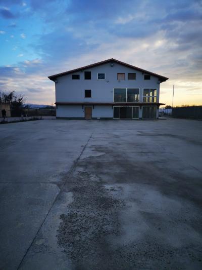 INTERO STABILE a Parete