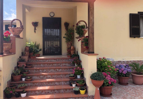 VILLA BIFAMILIARE a Giugliano in Campania