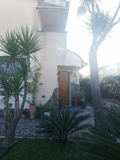 VILLA BIFAMILIARE a Giugliano in Campania