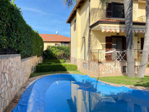 VILLA BIFAMILIARE a Giugliano in Campania