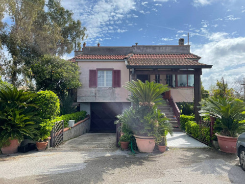 INTERO STABILE a Giugliano in Campania