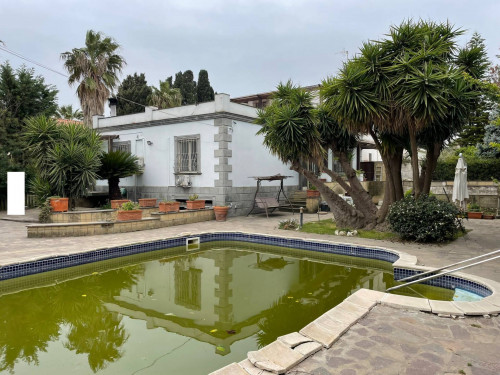 VILLA BIFAMILIARE a Giugliano in Campania