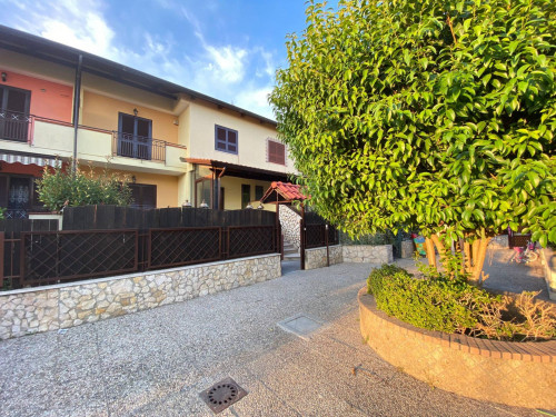 VILLINO A SCHIERA a Giugliano in Campania