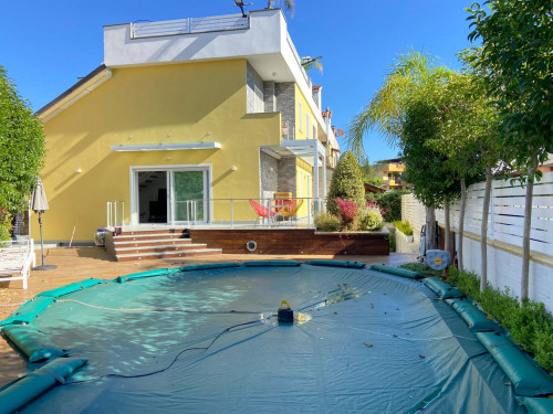 VILLA BIFAMILIARE a Giugliano in Campania