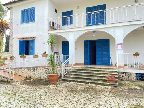 VILLA UNIFAMILIARE a Giugliano in Campania