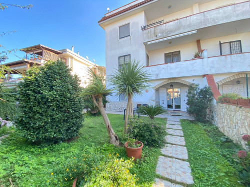 VILLA BIFAMILIARE a Pozzuoli