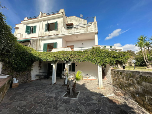 VILLA BIFAMILIARE a Giugliano in Campania