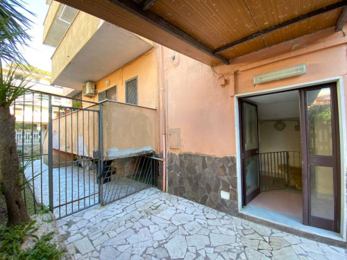 INTERO STABILE a Giugliano in Campania