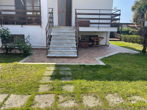 VILLA BIFAMILIARE a Giugliano in Campania