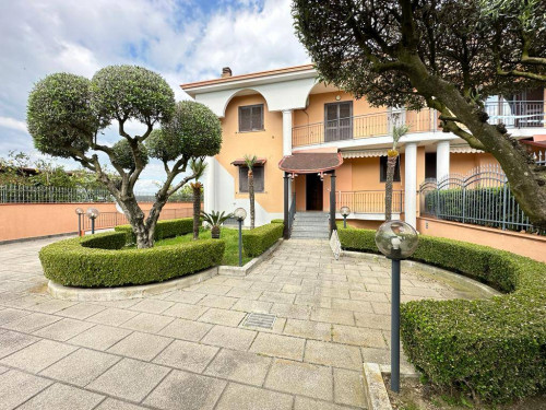 VILLA BIFAMILIARE a Giugliano in Campania