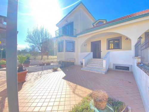 VILLA BIFAMILIARE a Giugliano in Campania