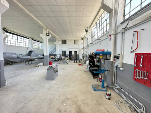 CAPANNONE INDUSTRIALE a Giugliano in Campania