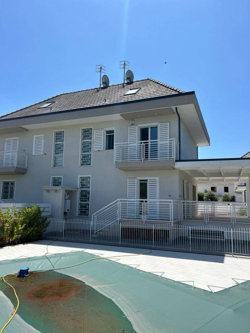 VILLA BIFAMILIARE a Giugliano in Campania