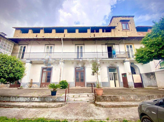 Palazzo in vendita a Giugliano In Campania (NA)