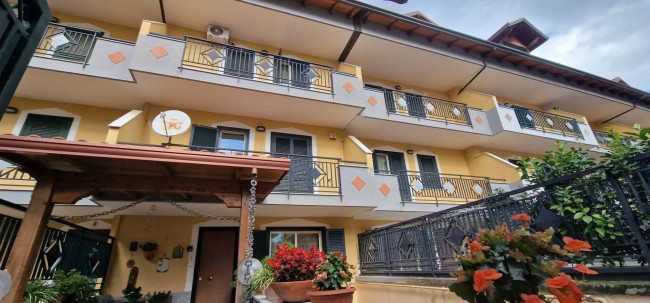 VILLINO A SCHIERA a Giugliano in Campania