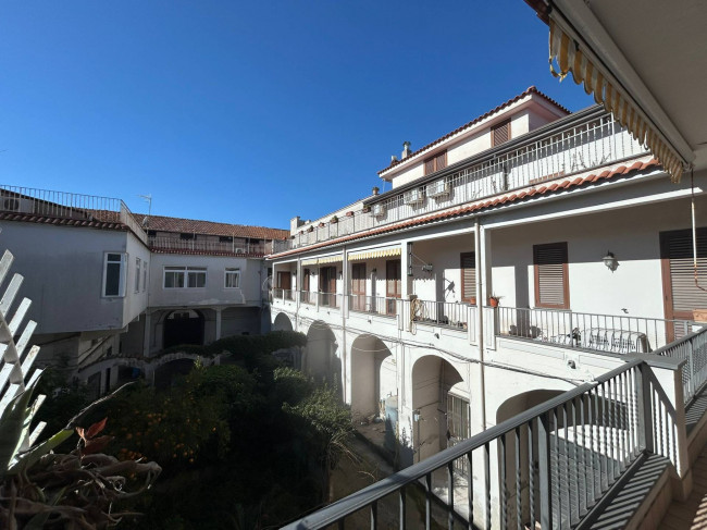 VILLA QUADRIFAMILIARE a Giugliano in Campania