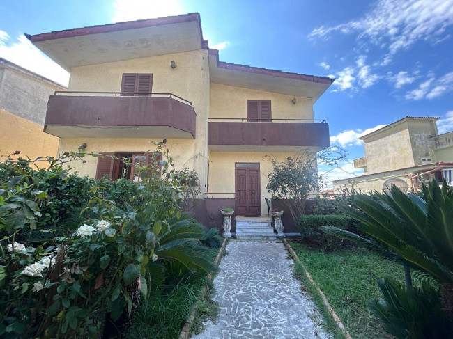 VILLA UNIFAMILIARE a Giugliano in Campania