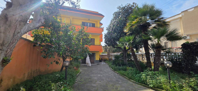 VILLA BIFAMILIARE a Giugliano in Campania