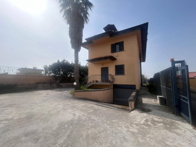VILLA BIFAMILIARE a Giugliano in Campania