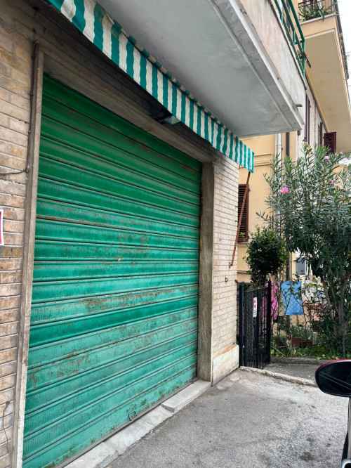 Locale commerciale in vendita a Fermo