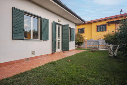 casa indipendente in vendita a Lucca