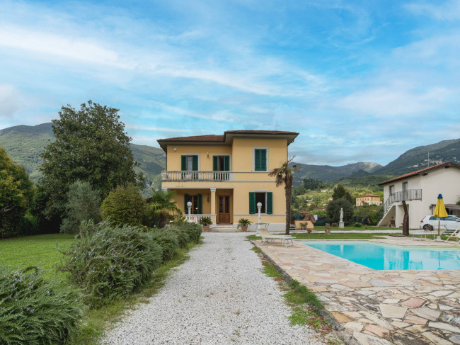 Villa for sale in Camaiore