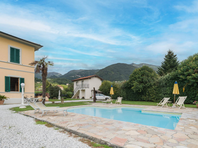 Villa for sale in Camaiore