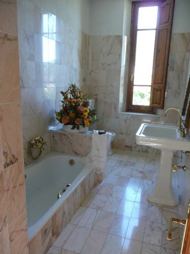 Villa for sale in Camaiore