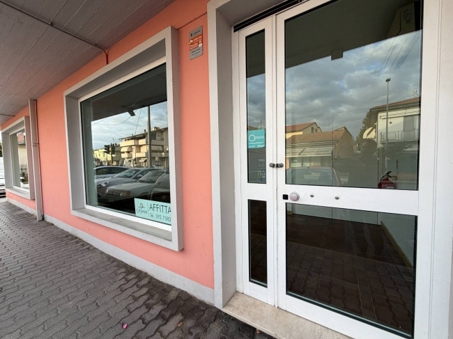 Locale commerciale in affitto a Viareggio