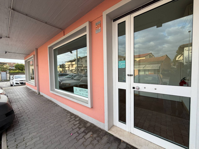 Locale commerciale in affitto a Viareggio