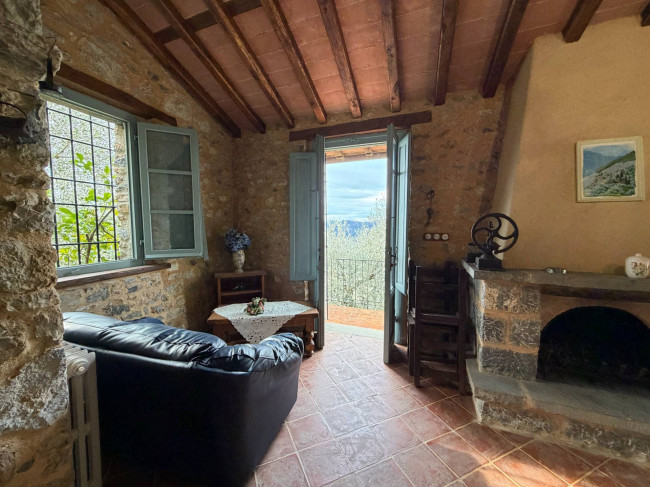 Rustic for sale in Camaiore