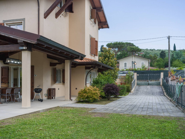 Bifamiliare in vendita a Massarosa