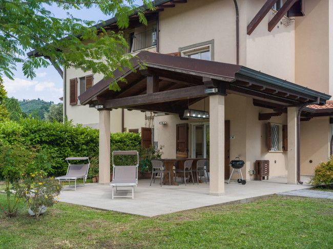 Bifamiliare in vendita a Massarosa