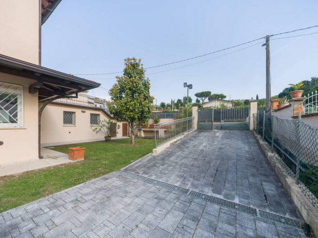 Bifamiliare in vendita a Massarosa