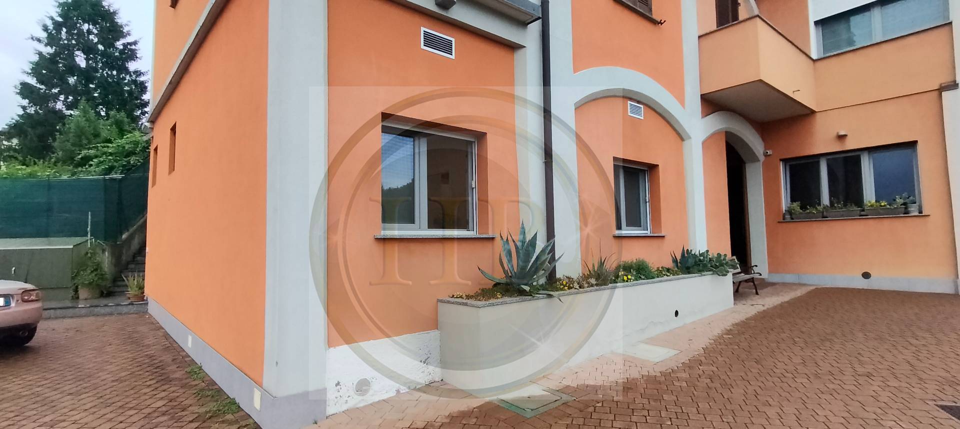 Locale commerciale in affitto a Oggiona con Santo Stefano