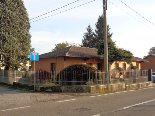 Villa in Vendita a Cavaria con Premezzo