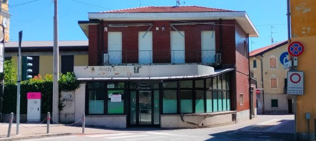 Locale commerciale in vendita a Cavaria con Premezzo