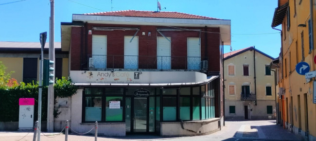 Locale commerciale in vendita a Cavaria con Premezzo