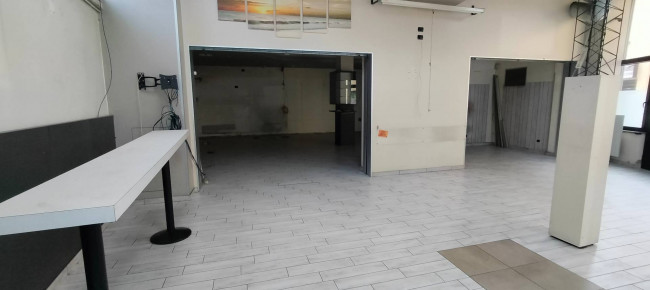 Locale commerciale in vendita a Cavaria con Premezzo