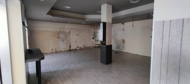 Locale commerciale in vendita a Cavaria con Premezzo