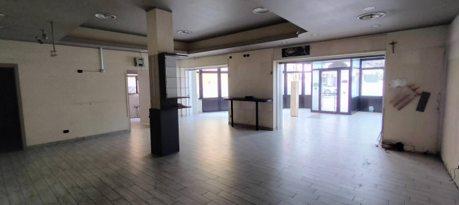 Locale commerciale in vendita a Cavaria con Premezzo