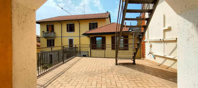 Locale commerciale in vendita a Cavaria con Premezzo